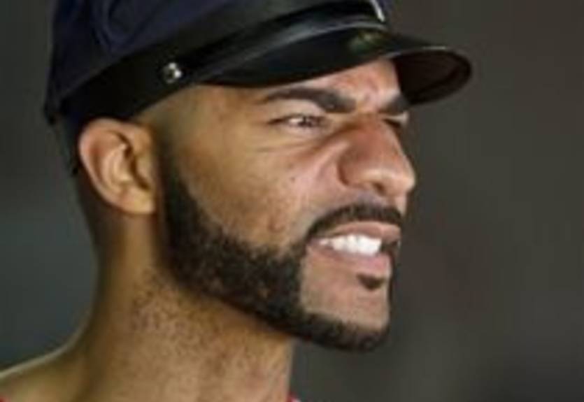 Бузер сломал руку