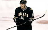 Даллас продлил нападающего и защитника