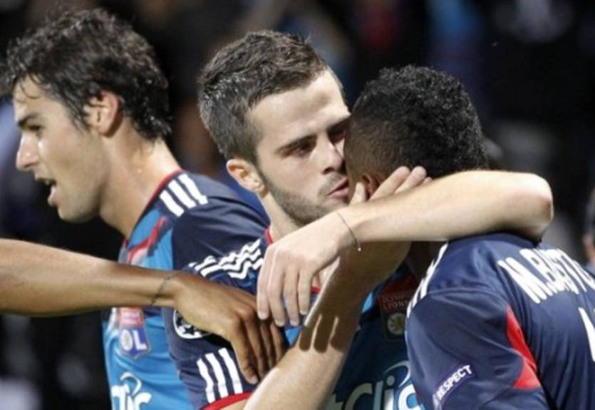 Группа В. Бенфика и Лион добиваются домашних побед