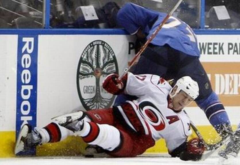 НХЛ. Бриндамор остается в организации Каролины