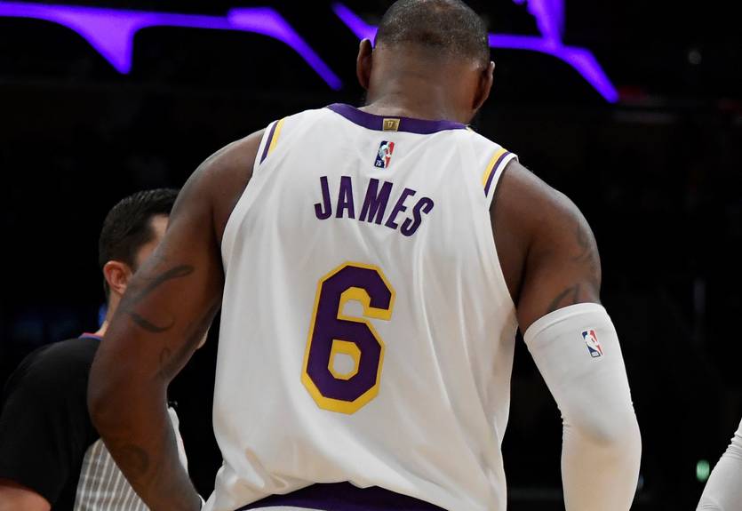 Джерси ЛеБрона и Лейкерс - самые продаваемые в НБА