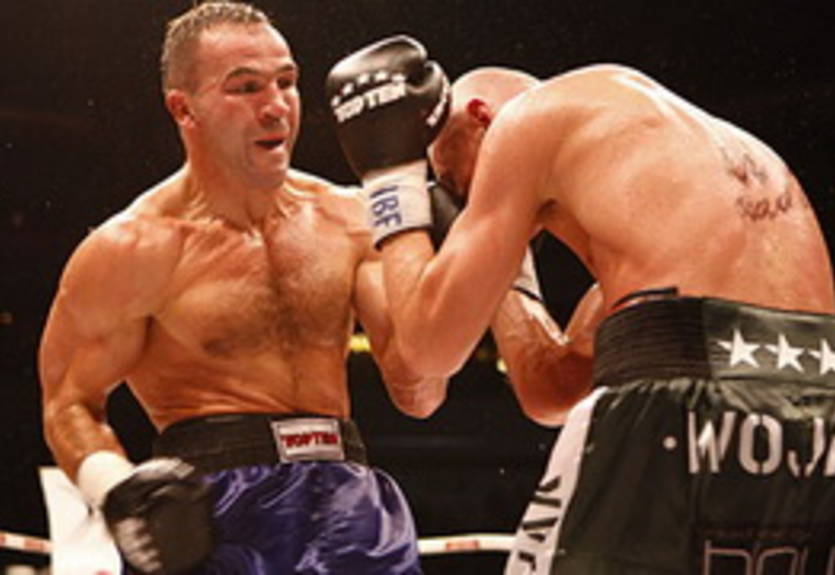 Завек и Миранда остаются с чемпионскими поясами