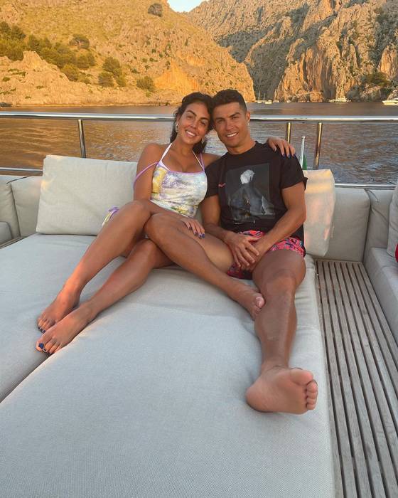Джорджина Родригес и Криштиану Роналду во время отдыха на яхте