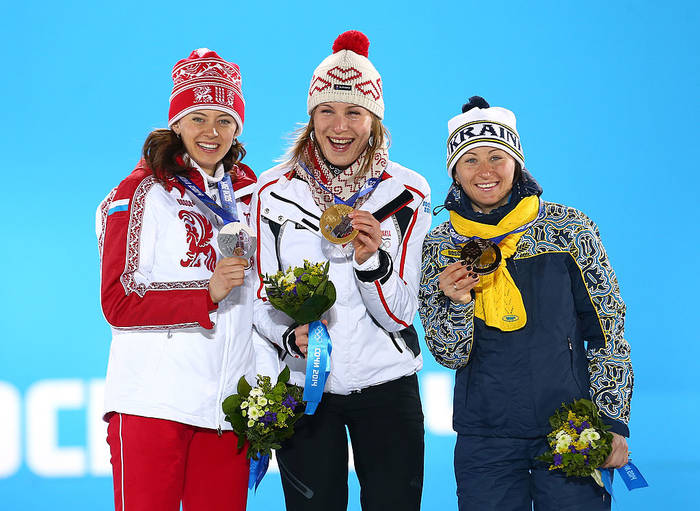 Вита Семеренко с медалью (справа)