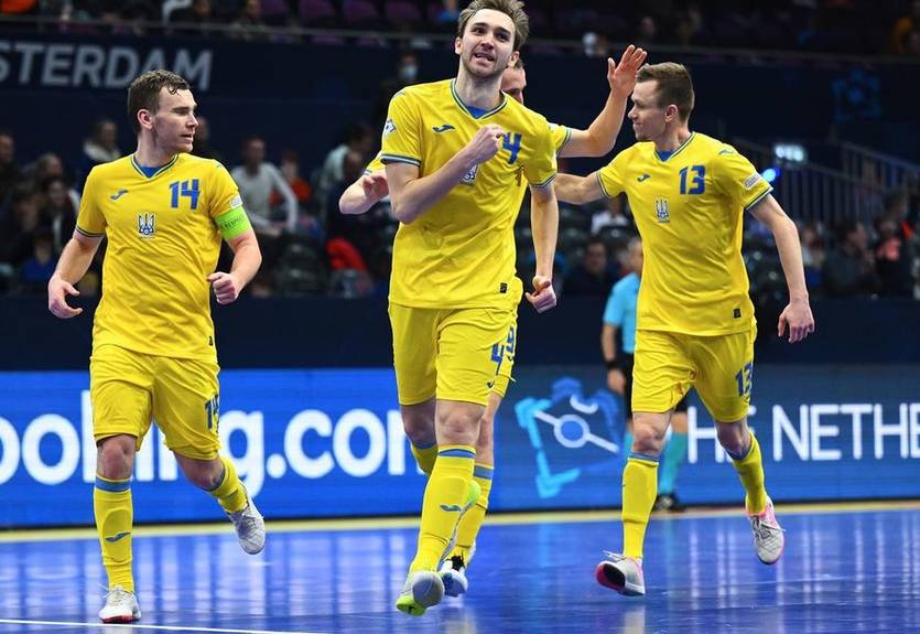 Во время матча Украина - Россия диктор попросил фанатов не петь песню про Путина