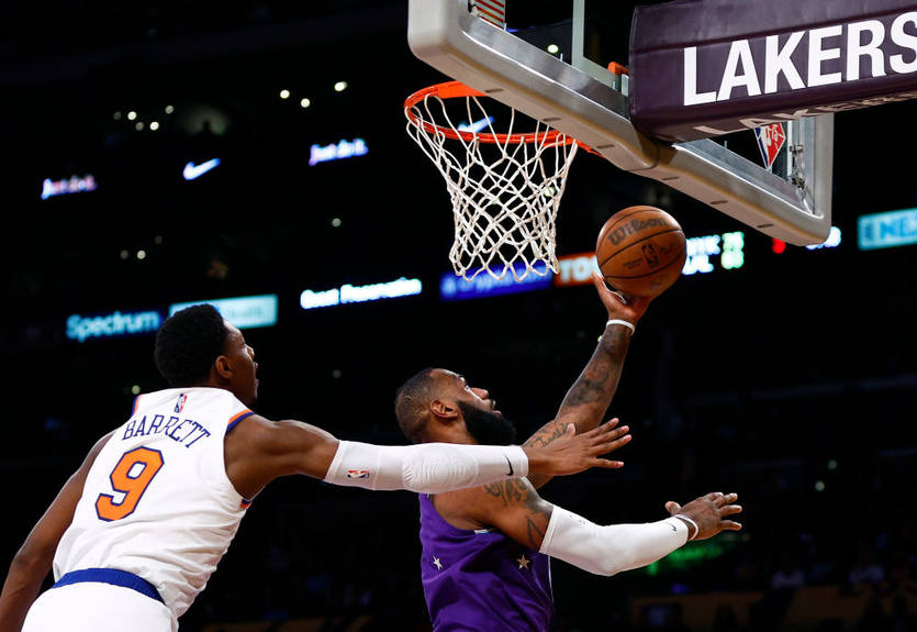 НБА: ЛеБрон принес Лейкерс победу над Нью-Йорком, Милуоки уверенно обыграл Портленд