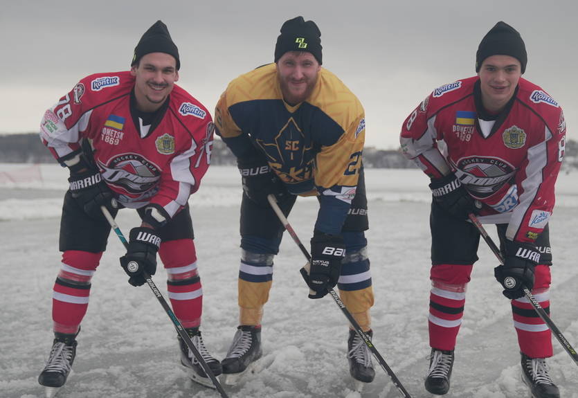 Украинские хоккеисты сыграли под открытым небом на замерзшем озере Украинские хоккеисты сыграли под открытым небом на замерзшем озере