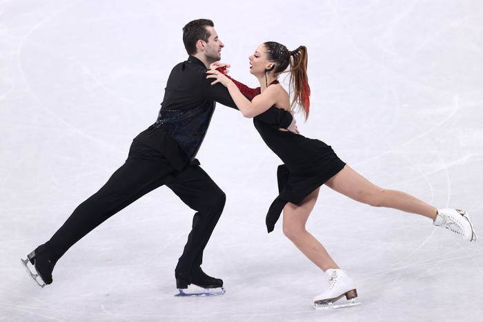 Максим Никитин и Александра Назарова во время исполнения произвольного танца