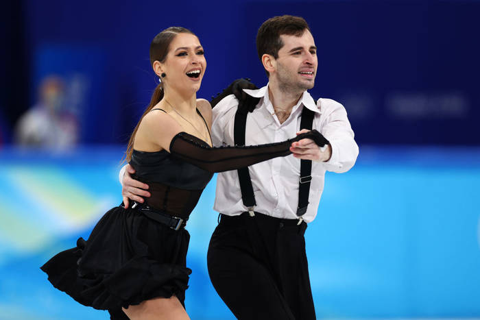 Александра Назарова и Максим Никитин во время исполнения ритм-танца