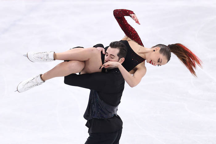 Александра Назарова и Максим Никитин во время исполнения произвольного танца