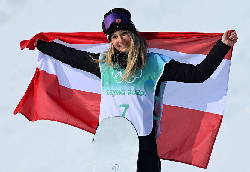 Австрийская сноубордистка Гассер выиграла золото в биг-эйре в Пекине