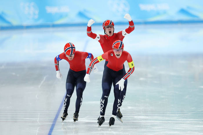 Норвежцы празднуют победу на Олимпиаде-2022