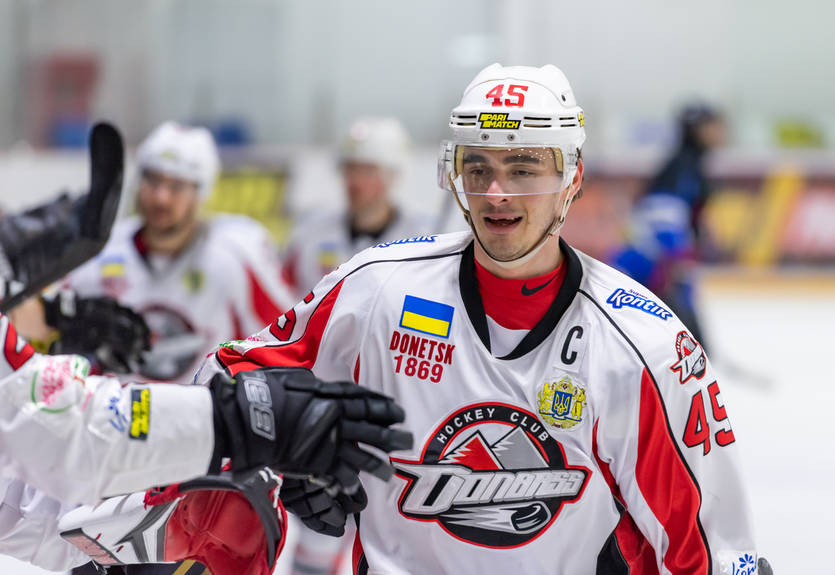 Капитан Донбасса выйдет на лед в стилизованных под цвета украинского флага коньках