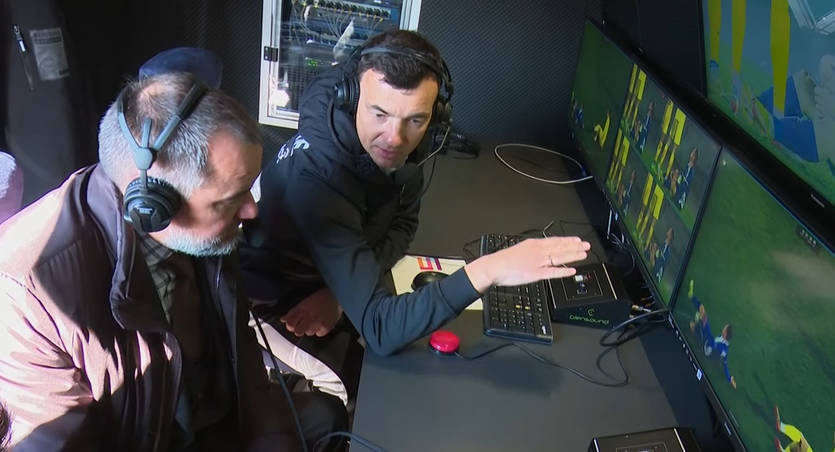 Андрей Павелко и Сергей Бойко тестируют оборудование фургона / УАФ