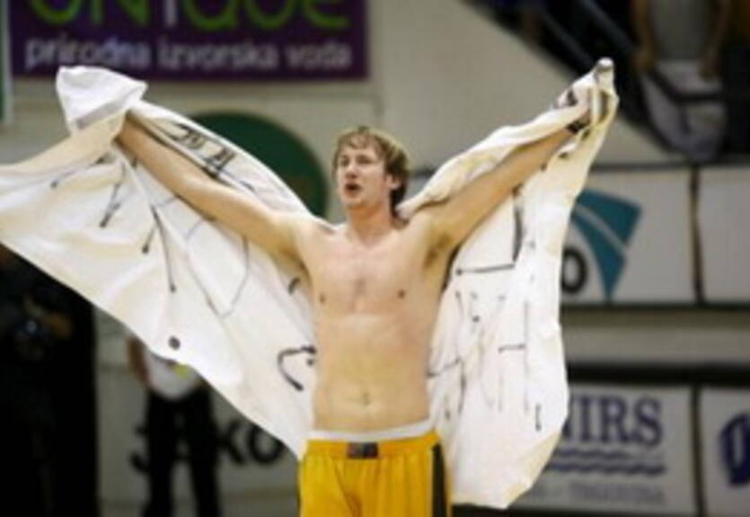 Уникаха подписала Перича