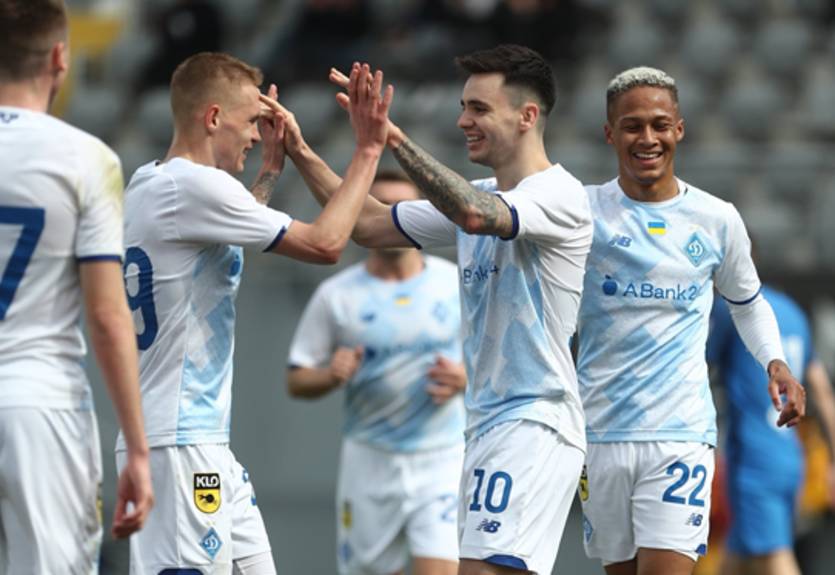 Семьи футболистов Динамо эвакуировали в Румынию Семьи футболистов Динамо эвакуировали в Румынию