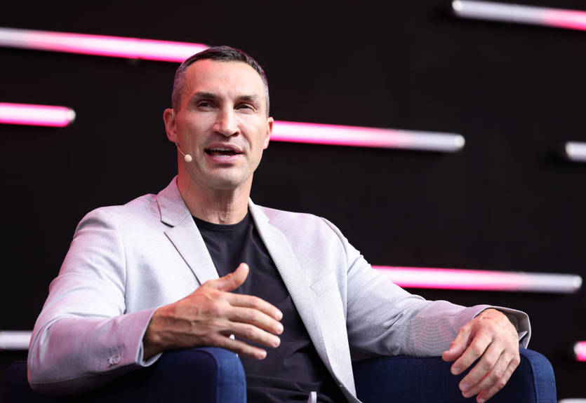 Кличко призвал отстранить Бивола от боя с Канело