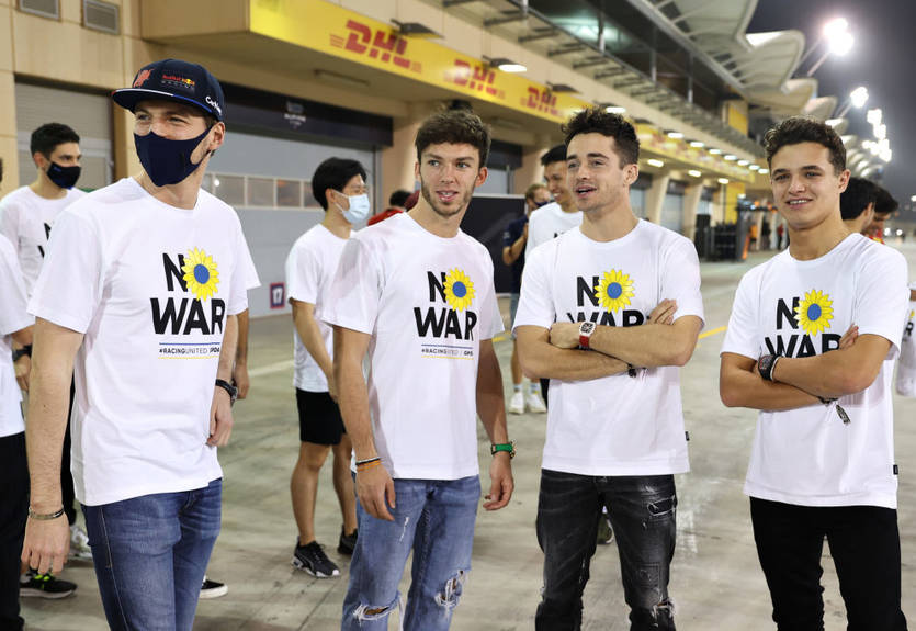 Пилоты Формулы 1 провели акцию в поддержку Украины Пилоты Формулы 1 провели акцию в поддержку Украины