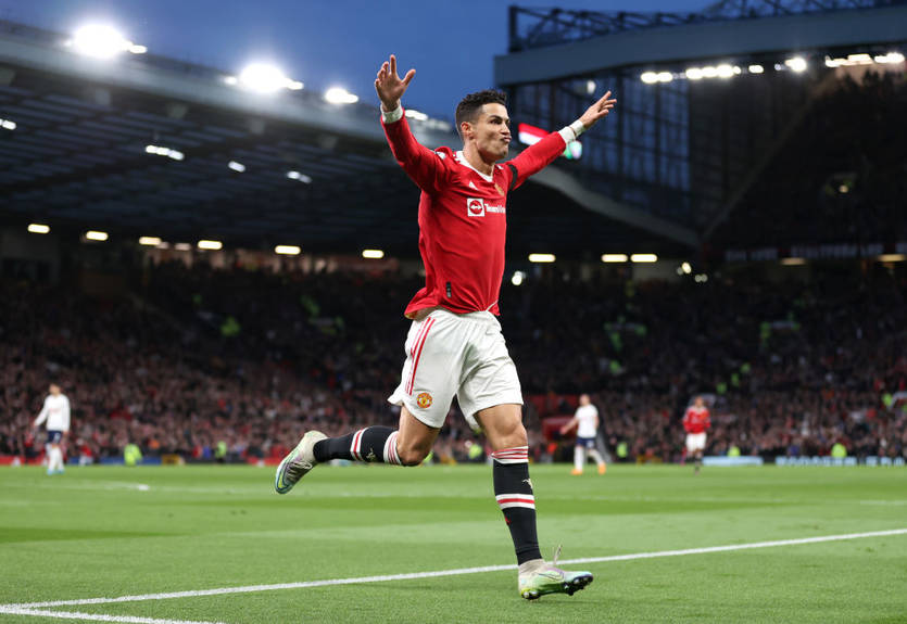 Криштиану Роналду стал лучшим бомбардиром в истории футбола, забив 806 голов