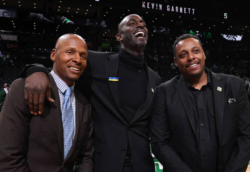 Гарнетт поддержал Украину во время церемонии выведения номера, надев сине-желтую ленточку