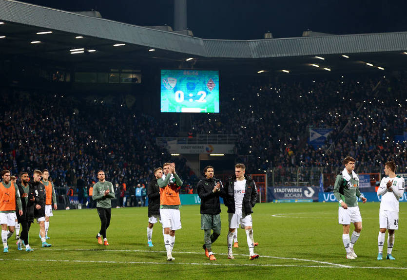Матч Бохума и Боруссии М прервали из-за попадания стакана в судью