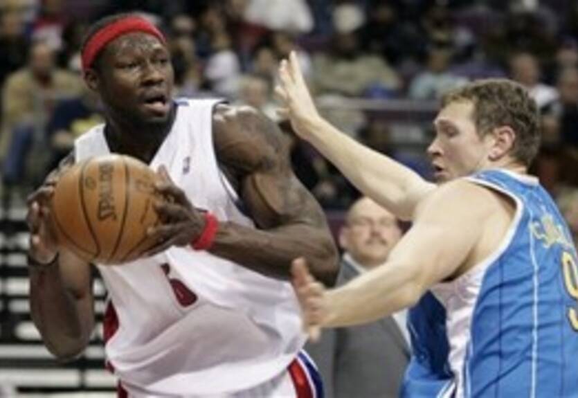 Пистонс продлили Уоллеса