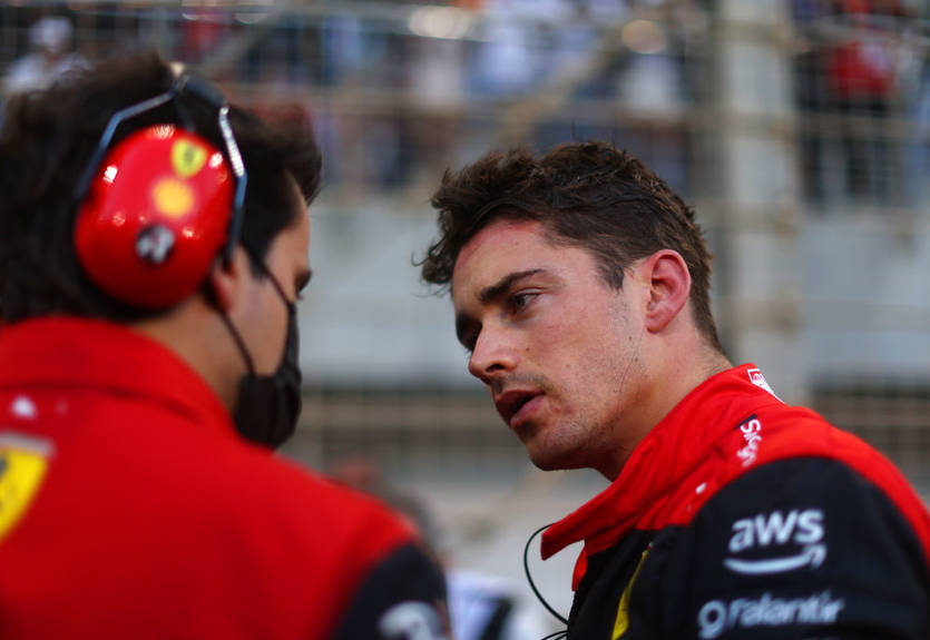 "Что-то странное с двигателем": Леклер разыграл инженера на последнем круге Гран-при Бахрейна