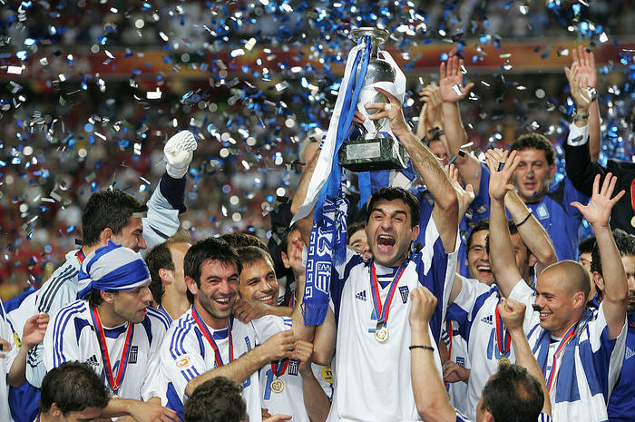 Сборная Греции празднует победу на Евро-2004