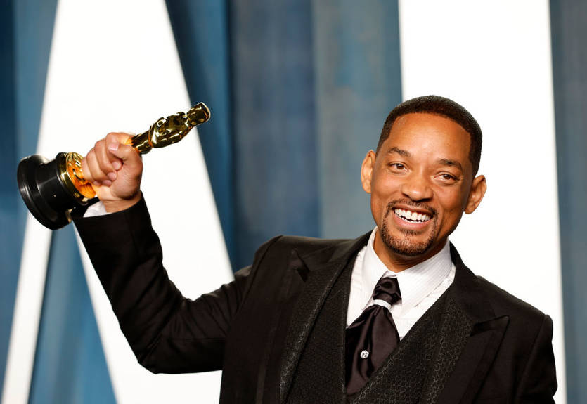 Уилл Смит получил Оскар за роль в фильме об отце сестер Уильямс и ударил ведущего за шутку о своей жене