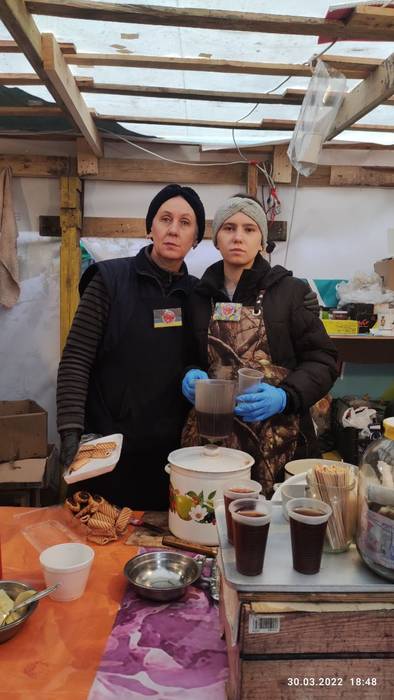 Юлия Мукоид с мамой кормит защитников Украины / vechirniy.kyiv.ua