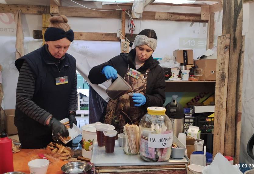 Юная киевская чемпионка по фехтованию кормит украинских воинов под открытым небом