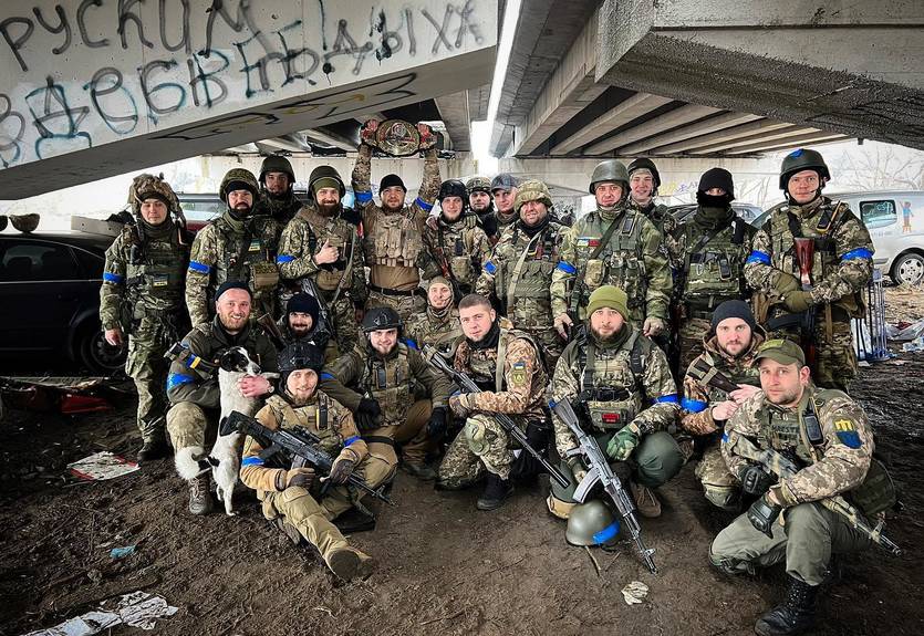 Амосов "спас" свой чемпионский пояс Bellator из дома в Ирпене