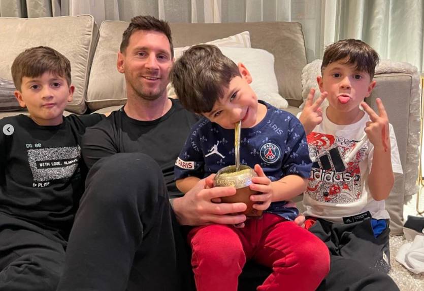 Месси устроил семейный футбольный матч со своими тремя сыновьями Месси устроил семейный футбольный матч со своими тремя сыновьями