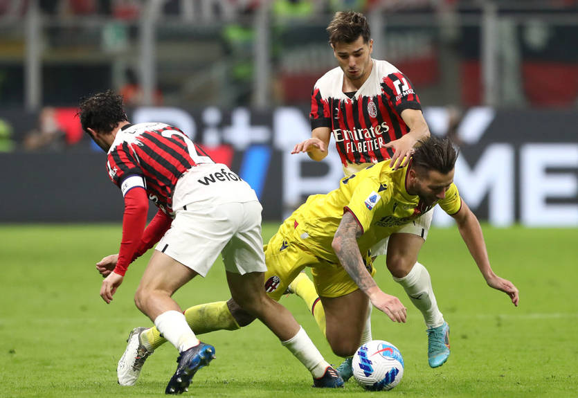 Милан не справился с Болоньей, вплотную подпустив к себе Наполи