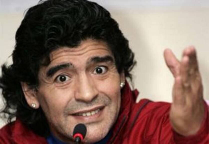 Марадона: "Планирую продолжить работу в сборной"