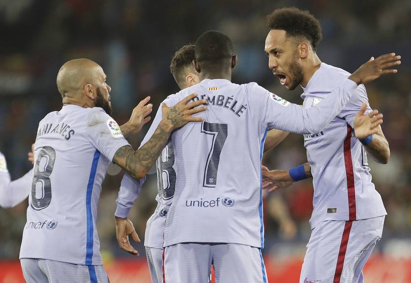 Гол Люка Де Йонга в компенсированное время принес Барселоне победу над Леванте