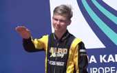 Российского гонщика выгнали из команды за нацистское приветствие на подиуме