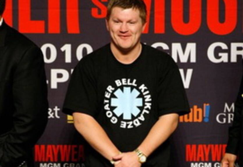 Хаттон возобновил свою боксерскую лицензию