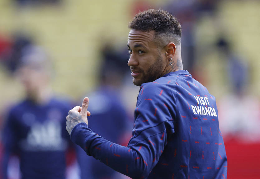 Неймар опубликовал видеоролик в соцсетях, в котором похвастался вратарскими навыками