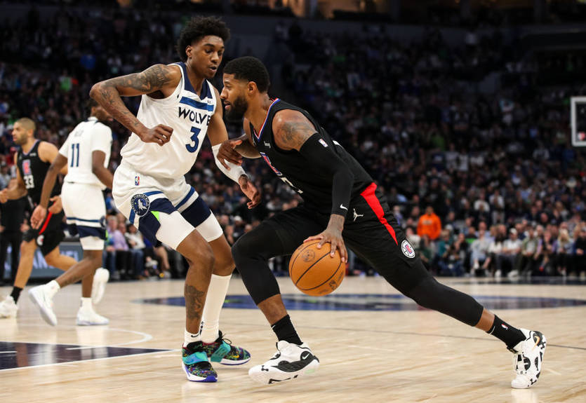 Во время матча Миннесота - Клипперс женщина попыталась приклеить себя к паркету Во время матча Миннесота - Клипперс женщина попыталась приклеить себя к паркету