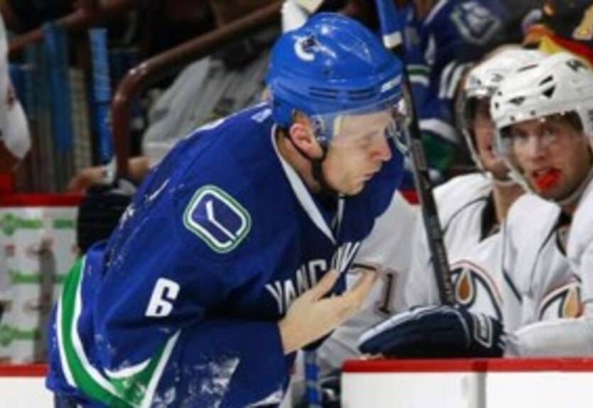 Защитник Ванкувера получил травму