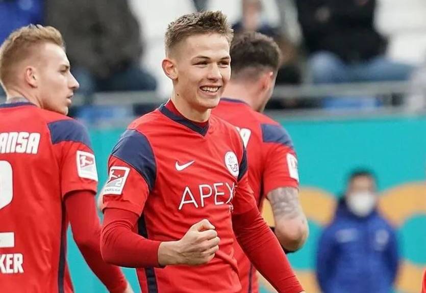 Сикан получил красную карточку в матче чемпионата Германии
