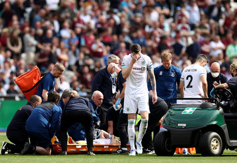Игрок Бернли получил жуткую травму в матче с Вест Хэмом Игрок Бернли получил жуткую травму в матче с Вест Хэмом