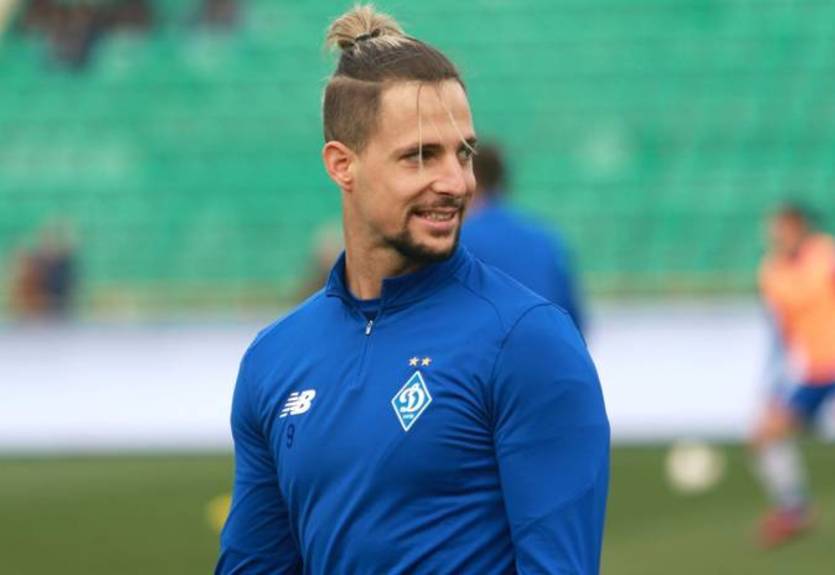 Испанский футболист Динамо принял у себя семью беженцев из Украины