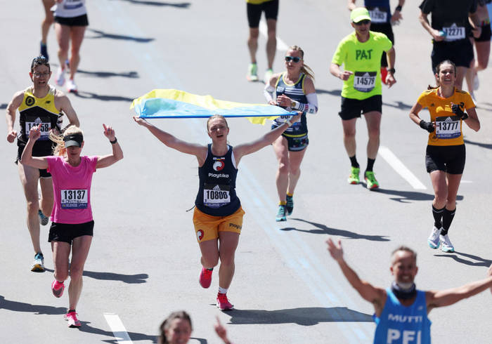 Бегунья с украинским флагом во время Бостонского марафона