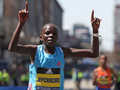 Кенийская бегунья установила уникальное достижение, выиграв Бостонский марафон