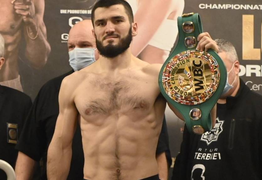 Президент WBC объяснил, почему россиянин Бетербиев сможет провести титульный бой