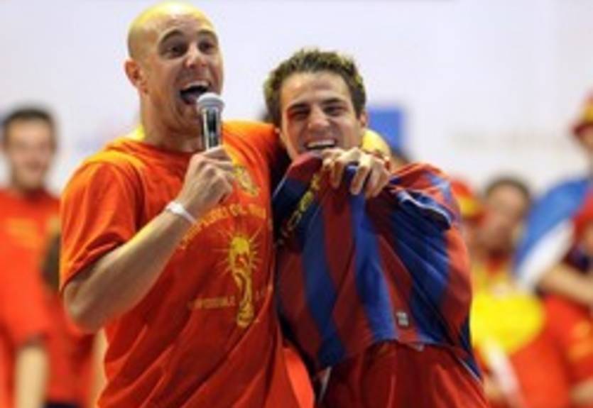 Фабрегас примерил футболку Барселоны