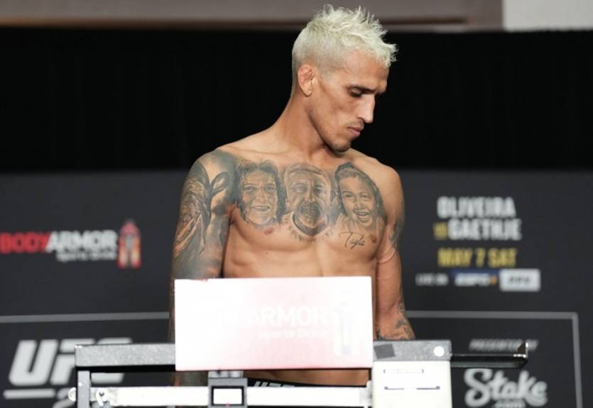 Оливейру лишили чемпионского пояса UFC после провала взвешивания