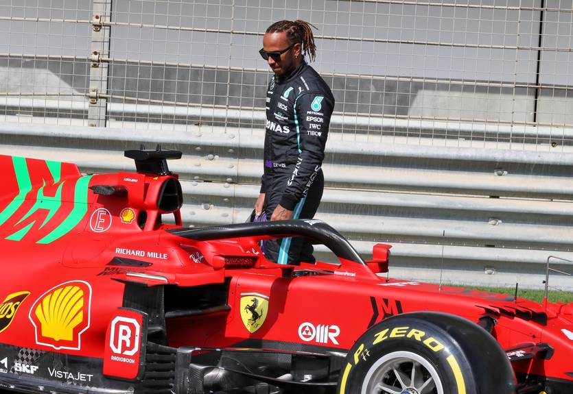 Стало известно, что хотел получить Хэмилтон при переходе в Феррари